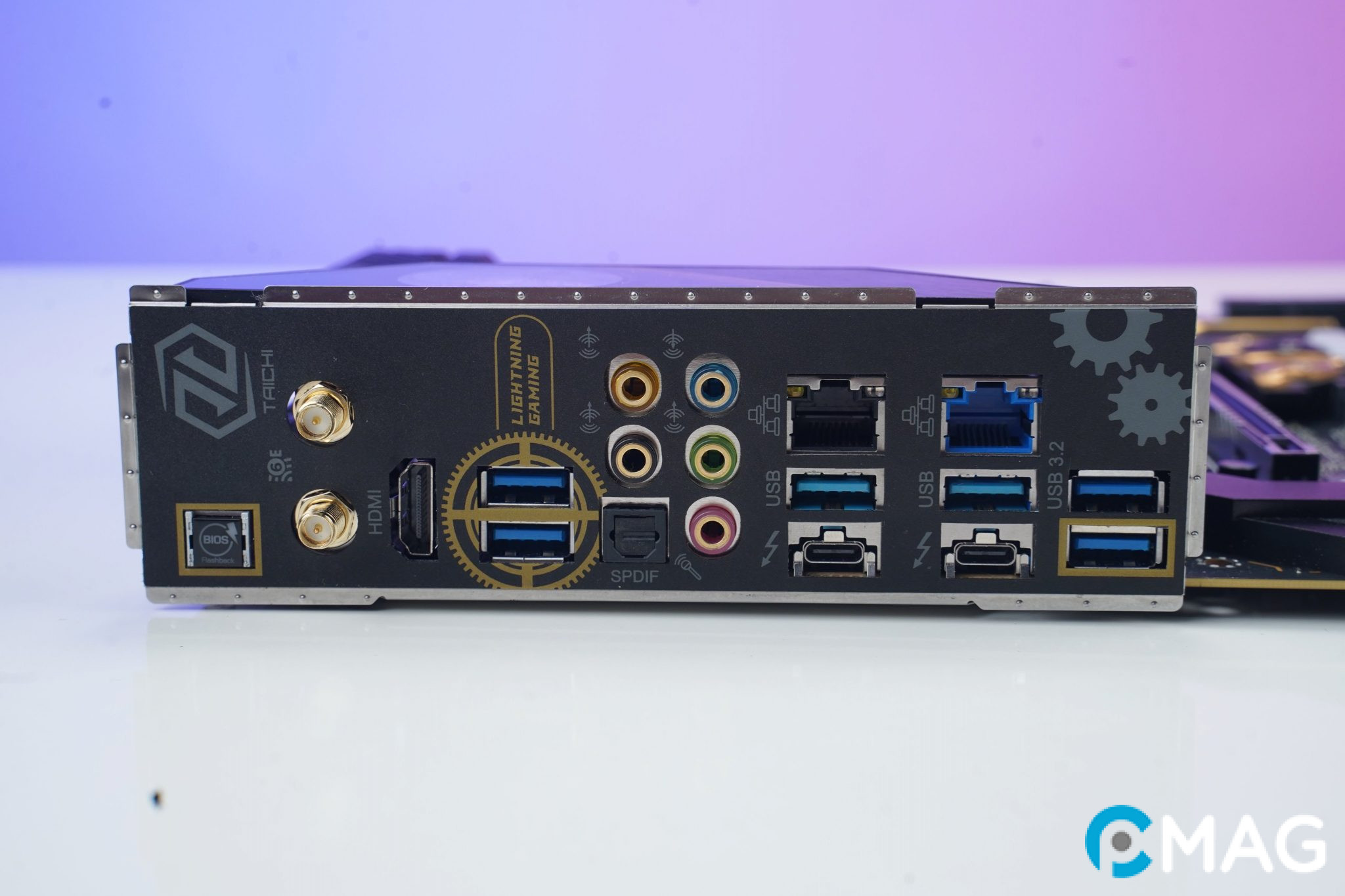 Trên PCB thì có thêm nút Power/Reset, Clear CMOS và đèn Debug Code.