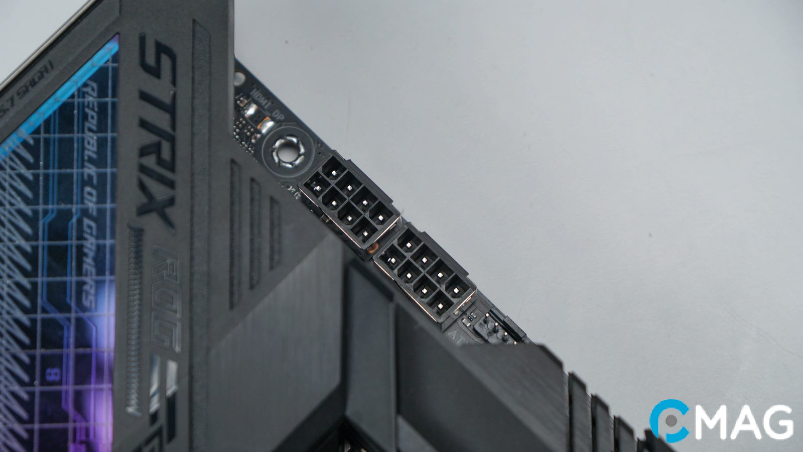 Hai đầu nối cấp nguồn cho CPU 8PIN EPS PROCOOL II, thiết kế đầu nối nguồn bọc thép mang lại sự chắc chắn và ổn định hơn.