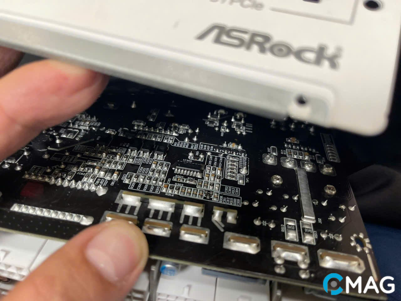 PSU ASRock Steel Legend SL-1000GW: Bộ nguồn ánh lên chất thép huyền thoại!